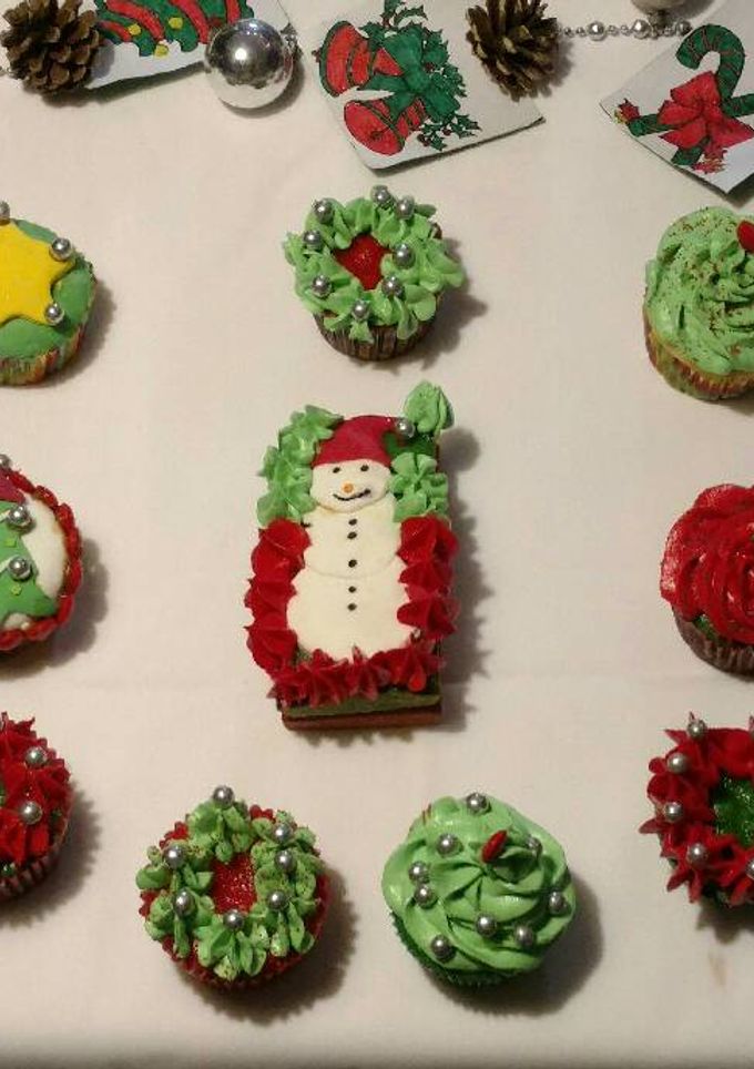 Una foto de Súper cupcakes y budín navideños