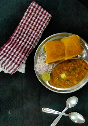 બટર પાઉંભાજી (Butter Pavbhaji Recipe In Gujarati) રેસીપી મુખ્ય ફોટો