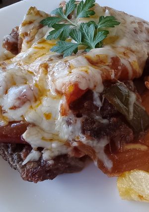 Una foto de Saltinboca de vedella amb formatge i patatas fregides