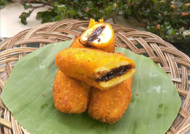 šPisang goreng krispi isi colat lumeerā