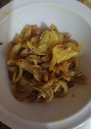 A picture of Chatpata masala onion.