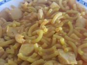 Una foto de paella con pollo y gambas