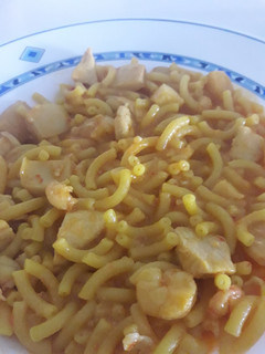 Una foto de Fideuá (o paella) mar y tierra