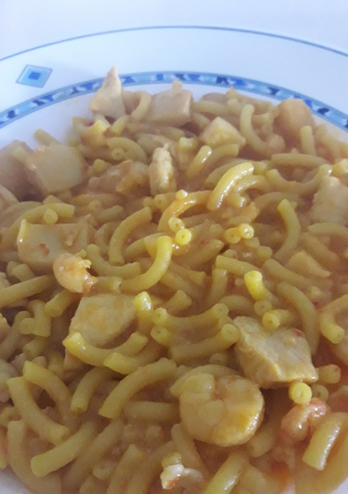 Una foto de Fideuá (o paella) mar y tierra