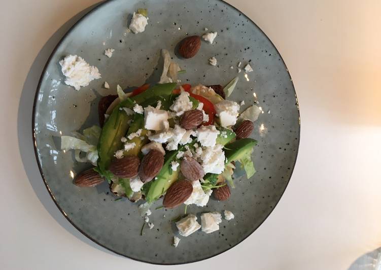 Rugbrød med avocado og feta