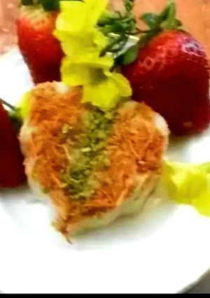 Une photo de Coeur de crème couverte de aktayaf,pistaches,fraises