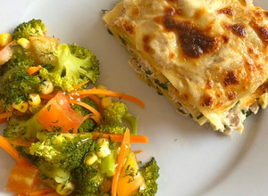 Una foto de Lasaña de atún y ensalada de brócoli 🥦
