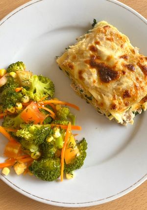 Una foto de Lasaña de atún y ensalada de brócoli 🥦