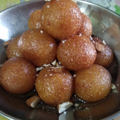 A picture of Gulab jamun.