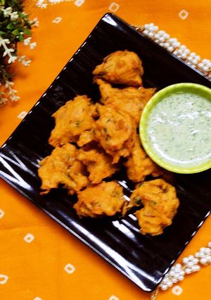 उडीद डाळ, बटाटे, गाजर पकोडे (Urid Dal Batata Gajar Pakode Recipe In Marathi) रेसिपी चे मुख्य फोटो 