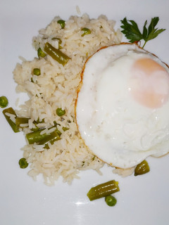 Una foto de Arroz seco con judías, guisantes y huevo 🍳