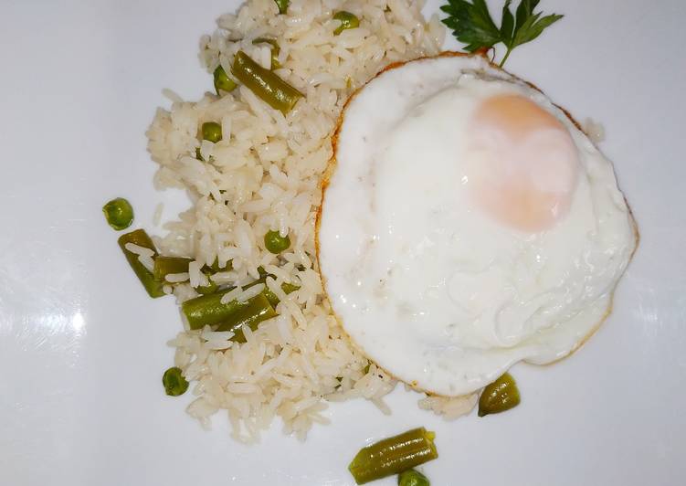 Arroz seco con judías, guisantes y huevo 🍳