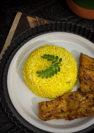 صورة لوصفة طبق الأرز بالكركم مع السمك المقرمش