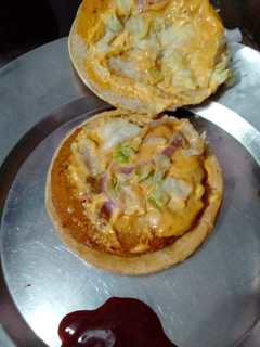 मुंबई स्टाइल स्ट्रीट स्टाइल बर्गर(MUMBAI STYLE STREET BURGER RECIPE IN HINDI) रेसिपी मुख्य फोटो
