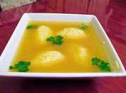Una foto de sopa de semola con pollo