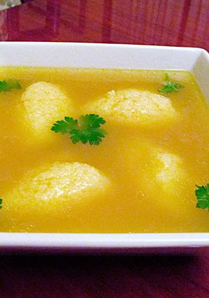 Una foto de Sopa con croquetas de sémola