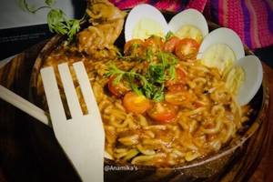 Maggi Ramen Noodles Bowl with Chicken and Eggs recipe main photo