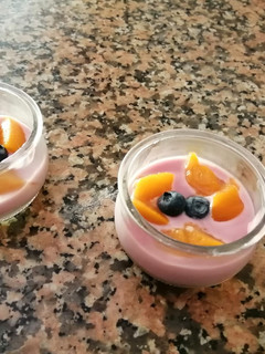 Una foto de Crema de Yogurt de Frutos Rojos