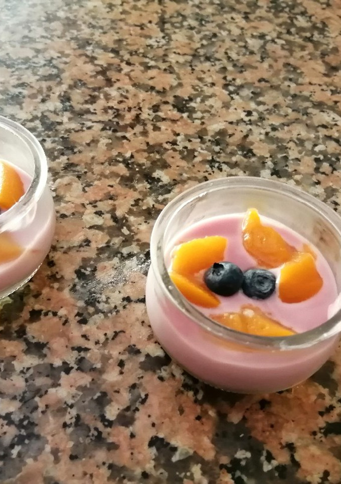 Una foto de Crema de Yogurt de Frutos Rojos