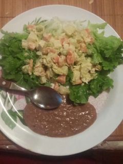 Una foto de Ensalada de verduras con pollo
