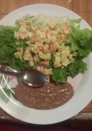 Una foto de Ensalada de verduras con pollo