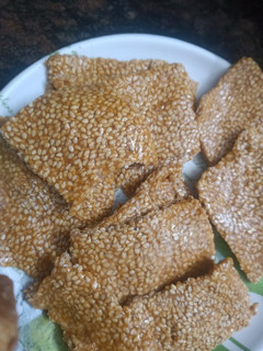 तिल गुड़ की चिक्की(til gud ki chikki recepie in hindi) रेसिपी मुख्य फोटो