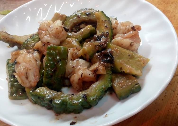 Steps to Make Speedy Stir - Fry Bitter Cucumber and Shrimp in Black Bean