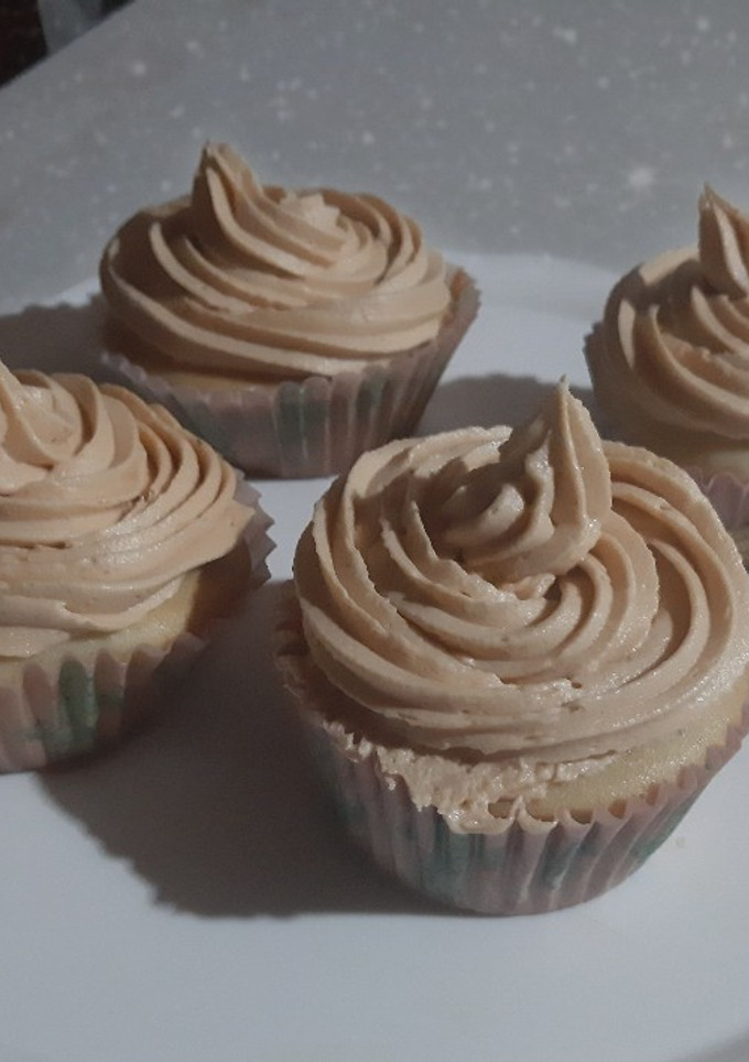 Una foto de Cupcakes de vainilla con buttercream de dulce de leche