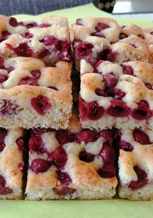 Anyukám meggyes pitéje recept fotója