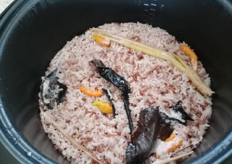 Langkah Mudah untuk Menyiapkan Nasi merah uduk magic com bikin ketagihan Anti Gagal