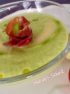Una foto de Gazpacho de calabacín y aguacate con un toque de manzana