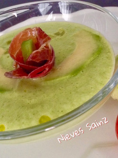 Una foto de Gazpacho de calabacín y aguacate con un toque de manzana