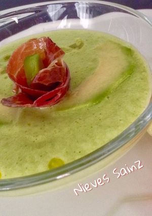 Una foto de Gazpacho de calabacín y aguacate con un toque de manzana