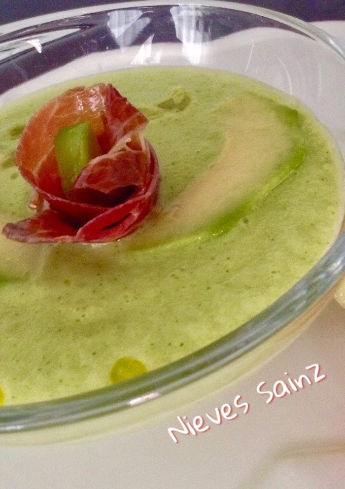 Una foto de Gazpacho de calabacín y aguacate con un toque de manzana