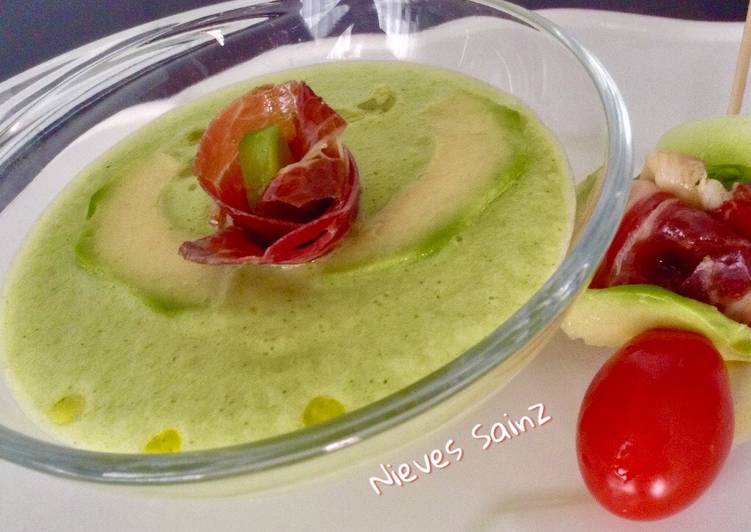 Gazpacho de calabacín y aguacate con un toque de manzana
