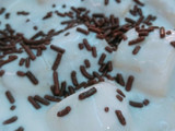 Plátanos con crema dulce y galleta molida