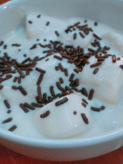 Una foto de Plátanos con crema dulce y galleta molida
