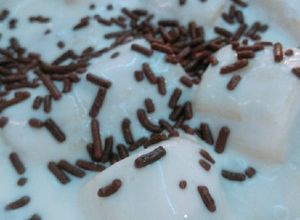 Una foto de Plátanos con crema dulce y galleta molida