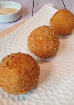 Une photo de Arancine di riso / boulettes de riz farcies et croustillantes