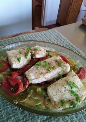 Una foto de Pescado al horno con verduras