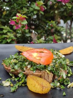 Una foto de Filete al perejil con papas rústicas