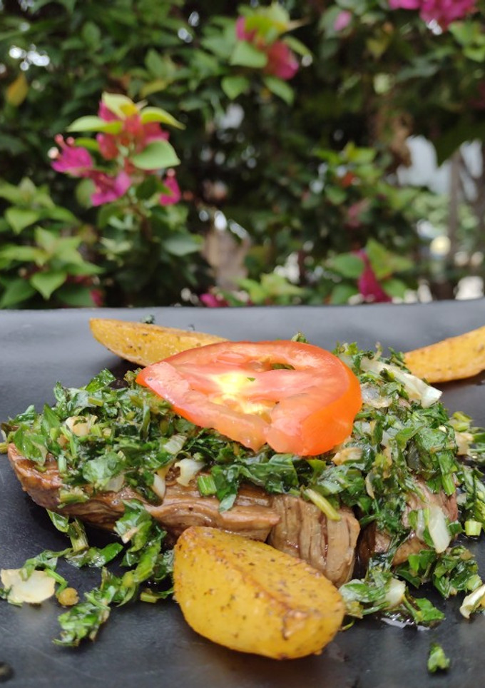 Una foto de Filete al perejil con papas rústicas