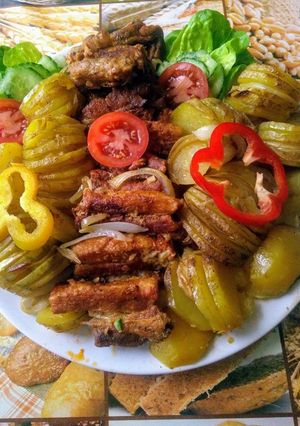 Sült oldalas tepsis-hagymás krumplival recept fotója
