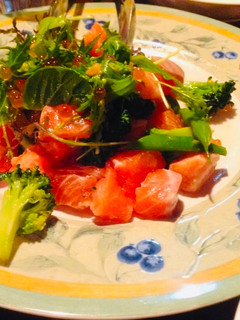 Una foto de Ensalada de Sustitutos del caviar y salmón🇺🇾🇯🇵サーモンサラダ