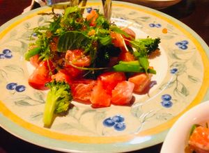 Una foto de Ensalada de Sustitutos del caviar y salmón🇺🇾🇯🇵サーモンサラダ