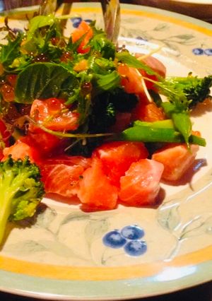 Una foto de Ensalada de Sustitutos del caviar y salmón🇺🇾🇯🇵サーモンサラダ