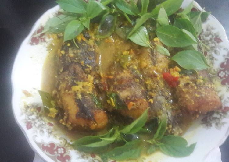 Ikan gabus bumbu kuning kemangi