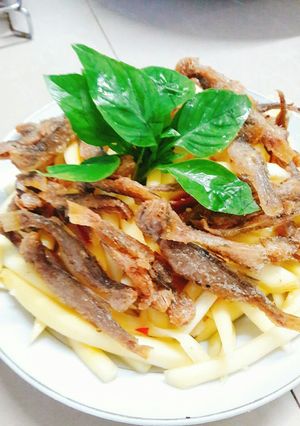 Hình của món Cá phèn ướp nước mắm chiên giòn ăn với gỏi xoài.