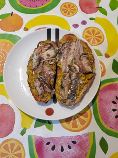 Una foto de Tostadas con salsa de pimientos y sardinas en aceite de oliva