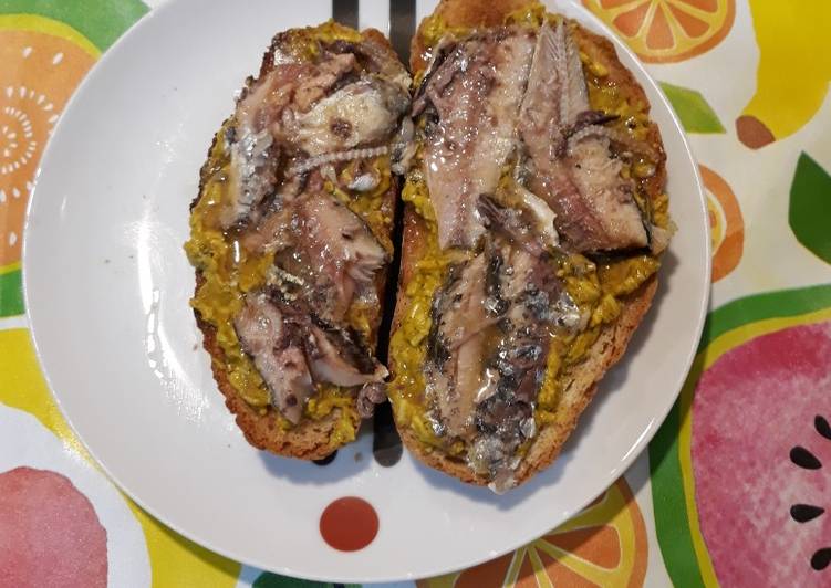 Tostadas con salsa de pimientos y sardinas en aceite de oliva